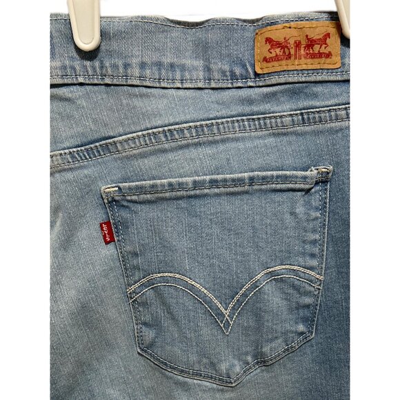 0980 Levi's 524 NWT Tall Bootcut Light Wash Denim Jeans Womens - Picture 2 of 2